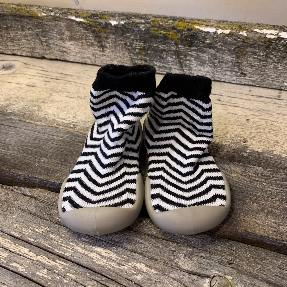 2 Tiny Feet | Zebra Print Non-Slip Baby Shoe Socks
